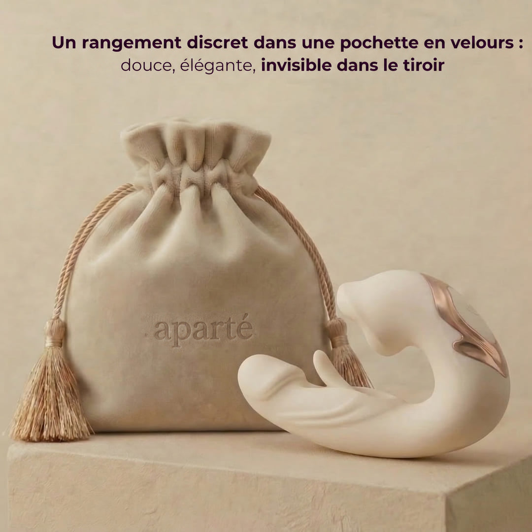 La pochette de rangement en velours aparté, posée à côté de l’appareil 3-en-1